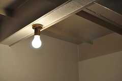 階段裏に取り付けられた電球。飾らない雰囲気が良い感じです。(2012-06-20,共用部,OTHER,2F)