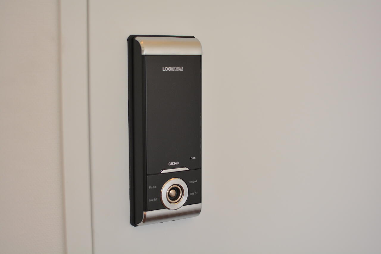 ワークルームは賃貸の入居者さんや入居さんのゲストも使用できるため、シェアハウス側に入るためのナンバーキーが設置されています。|1F その他