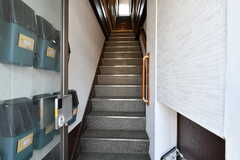 階段の様子。郵便受けが設置されています。(2022-03-24,共用部,OTHER,1F)