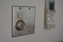 エアコンや照明は鍵を差し込んでいないと使えないタイプ。（207号室）(2015-08-06,専有部,ROOM,2F)