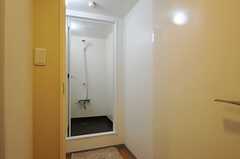 シャワールームと脱衣室の様子。(2014-03-05,共用部,BATH,1F)