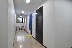 廊下の様子。青い暖簾の先はシャワールームです。	(2014-03-05,共用部,OTHER,2F)