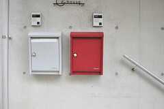 赤いポストがシェアハウス用。白いポストはオーナーさん用です。(2013-10-02,周辺環境,ENTRANCE,1F)