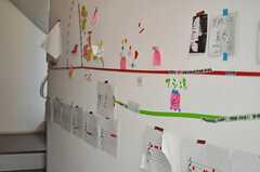 壁には、フリーカフェスペースでのワークショップにあつまった子どもたちが作ったマップが、そのまま飾られています。(2013-10-02,周辺環境,ENTRANCE,)