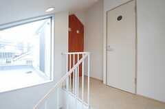 階段を上がった先はこんな感じ。右手のドアがトイレ、赤い扉がリビングです。(2013-10-02,共用部,OTHER,2F)