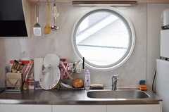 キッチンには丸窓が設置されています。(2013-10-02,共用部,KITCHEN,2F)
