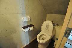 カフェスペース脇にあるトイレの様子。照明は自動で付きます。(2013-10-02,共用部,OTHER,2F)