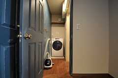 脱衣室の様子。洗濯機が設置されています。（Mid-Century Modern Style）(2013-12-24,共用部,BATH,1F)