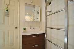 洗面台の様子。ハシゴを使えばロフトに上れます。（Sweet Classic Style）(2013-12-24,共用部,LIVINGROOM,2F)