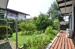 デッキテラスから見た庭の様子。（102号室）(2014-07-29,専有部,ROOM,1F)