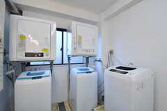 ランドリースペースの様子。洗濯機が3台、乾燥機が2台設置されています。(2019-02-07,共用部,LAUNDRY,1F)