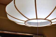 和室らしい紙素材の照明です。（103号室）(2012-09-05,専有部,ROOM,2F)