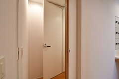 プライバシーを守るため、トイレのドアは2重になっています。(2016-12-12,共用部,TOILET,2F)