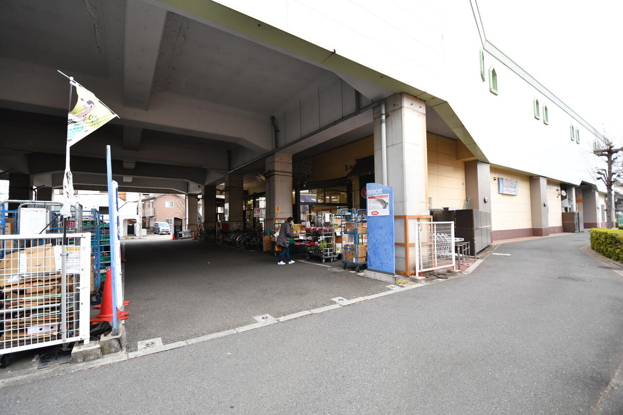 小田急線・和泉多摩川駅前のスーパー。