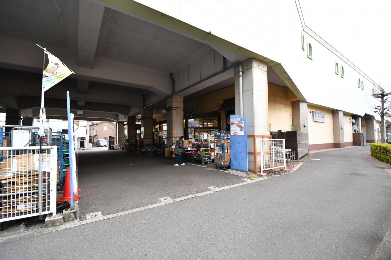 小田急線・和泉多摩川駅前のスーパー。