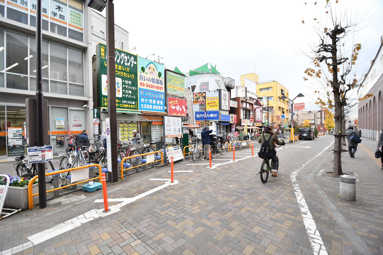 小田急線・狛江駅前の様子。飲食店もあります。