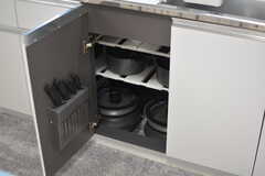 鍋やフライパンはシンク下に収納されています。(2022-04-08,共用部,KITCHEN,1F)