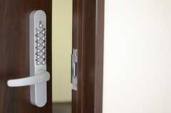 リビングのドアにはナンバー式のオートロックキーが設置されています。(2013-01-25,周辺環境,ENTRANCE,1F)