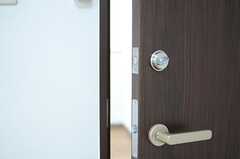 内部から見た、専有部のドアの鍵の様子。（308号室）(2013-01-25,専有部,ROOM,3F)