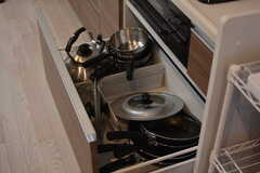 鍋やフライパンはコンロ下に収納されています。(2021-02-24,共用部,KITCHEN,2F)