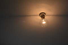 天井照明は裸電球。（302号室）(2020-02-27,専有部,ROOM,3F)
