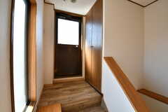 階段を上りきると、屋上のドアがあります。(2020-02-27,共用部,OTHER,4F)