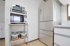 シンクの隣にキッチン家電が設置されています。(2013-03-07,共用部,KITCHEN,1F)
