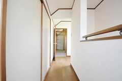 廊下の様子。正面のドアが共用の収納ルームです。(2013-03-07,共用部,OTHER,3F)