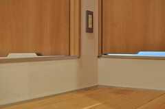 ドアの下はちょっぴり隙間が開いています。湿気防止？(2012-03-29,共用部,BATH,3F)