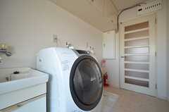 ランドリールームの様子2。※縦型洗濯機に変更となっています（2023年1月）。(2014-04-16,共用部,LAUNDRY,6F)