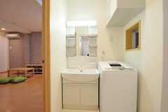 洗面台、洗濯機の様子。(2010-11-30,共用部,LAUNDRY,1F)