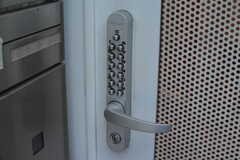 門扉の鍵はナンバー式のオートロック。(2023-01-12,周辺環境,ENTRANCE,1F)