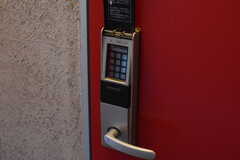 各フロアの玄関ドアにナンバー式のオートロックキーが取り付けられています。(2023-01-12,周辺環境,ENTRANCE,1F)