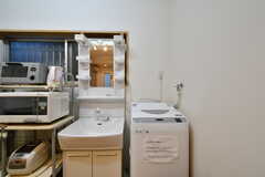 洗面台と洗濯機の様子。(2023-01-12,共用部,WASHSTAND,1F)