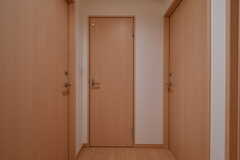 廊下の様子。正面のドアがトイレ、その他のドアは専有部です。(2023-01-12,共用部,OTHER,2F)