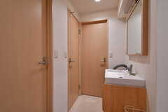 真ん中のドアがトイレ、両側がシャワールームです。(2023-01-12,共用部,OTHER,3F)