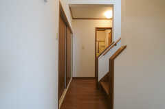 廊下の様子。右手に水まわり、左手の引き戸は301号室です。(2013-06-11,共用部,OTHER,3F)