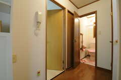 廊下の様子。突き当りがトイレ、右手に水まわりがあります。(2013-06-11,共用部,OTHER,2F)