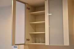 食器棚の上段は、部屋ごとに分けられた食材などを置くスペースです。(2012-01-09,共用部,KITCHEN,2F)