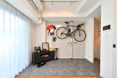 自転車は2台ほどであれば、ハンガーで引っ掛けて保管ができます。※モデルルームです（201号室）(2019-03-26,専有部,ROOM,2F)