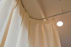 シャワーブースを利用する際は、カーテンでし切って脱衣スペースを必要があります。(2012-08-01,共用部,KITCHEN,6F)