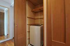 廊下脇の扉を開けると洗濯機が設置されています。(2012-08-01,共用部,LAUNDRY,5F)