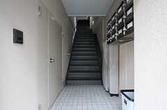 入り口のドアを開けると階段があります。(2013-09-23,周辺環境,ENTRANCE,1F)