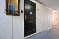 シェアハウスの玄関ドアの様子。(2013-03-15,周辺環境,ENTRANCE,3F)