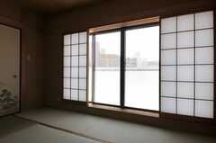掃き出し窓からはベランダに出られます。窓ガラスの下半分は曇りガラス仕様。（401号室）(2013-03-15,専有部,ROOM,4F)
