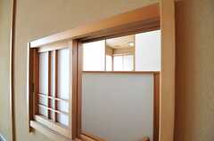 小窓を開けると階段の上部が。（402号室）(2013-03-15,専有部,ROOM,4F)