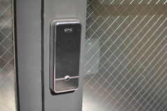 玄関ドアの鍵はナンバー式のオートロック。(2020-08-05,周辺環境,ENTRANCE,1F)