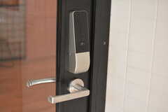 リビングのドアにはオートロックが設置されています。(2020-08-05,共用部,OTHER,1F)