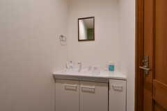 トイレ内に洗面台が設置されています。(2020-08-05,共用部,TOILET,1F)