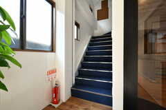 階段の様子。階段はカーペット敷です。(2020-08-05,共用部,OTHER,1F)